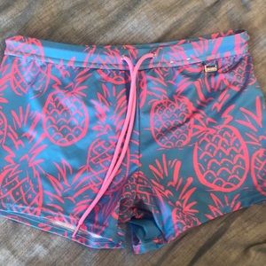Chubbies Men’s Pineapple swim trunks - M